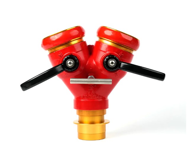 Hva er fordelene ved å bruke en låsende toveis brannslangedistributør i høye bygnings- og skogbrannsledningsscenarier?